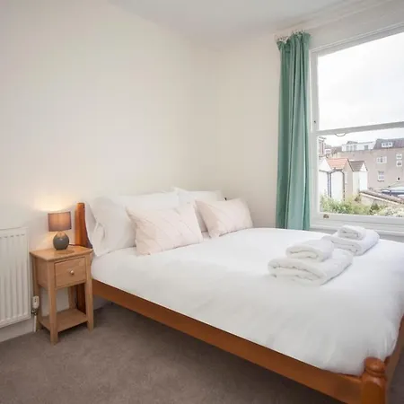 Beautiful 2 Bedroom House Off Gloucester Road
