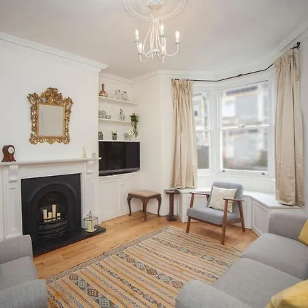 Beautiful 2 Bedroom House Off Gloucester Road