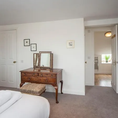 Semesterbostad Beautiful 2 Bedroom House Off Gloucester Road *
