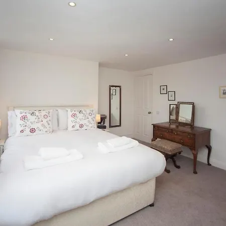 Beautiful 2 Bedroom House Off Gloucester Road * Bristol