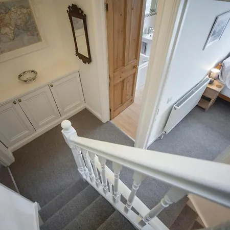 Semesterbostad Beautiful 2 Bedroom House Off Gloucester Road