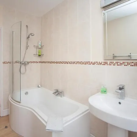 بيت للعطل Beautiful 2 Bedroom House Off Gloucester Road *