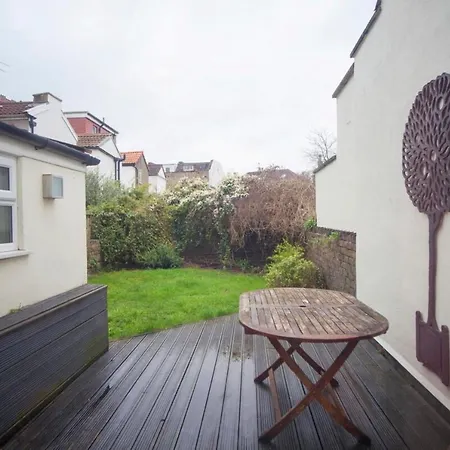 Beautiful 2 Bedroom House Off Gloucester Road * 布里斯托