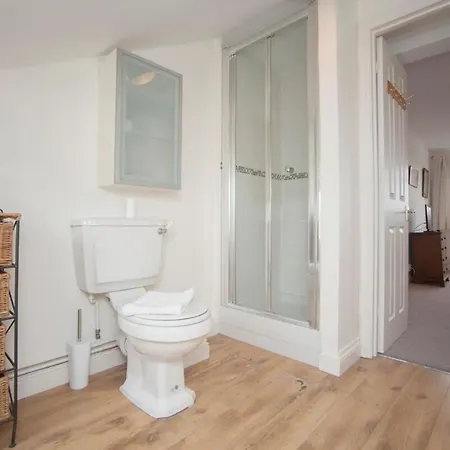 Beautiful 2 Bedroom House Off Gloucester Road 布里斯托