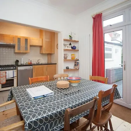 Beautiful 2 Bedroom House Off Gloucester Road 布里斯托
