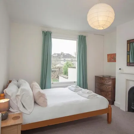 Beautiful 2 Bedroom House Off Gloucester Road * 布里斯托