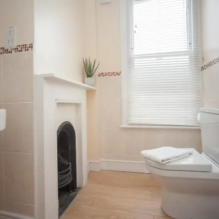 Beautiful 2 Bedroom House Off Gloucester Road 度假居