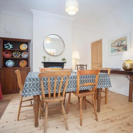 Beautiful 2 Bedroom House Off Gloucester Road 度假居 *