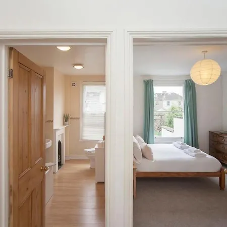 度假居 Beautiful 2 Bedroom House Off Gloucester Road 布里斯托