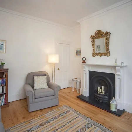 Beautiful 2 Bedroom House Off Gloucester Road 度假居 布里斯托