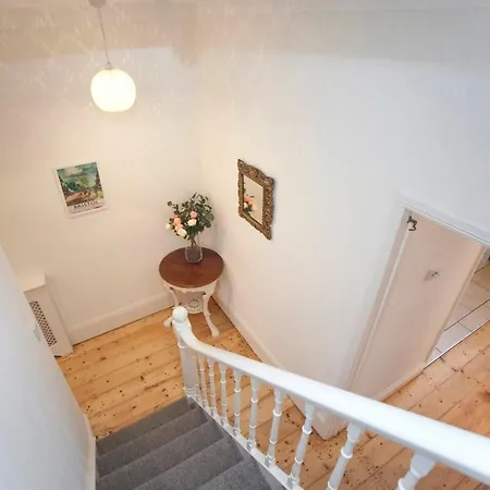 Beautiful 2 Bedroom House Off Gloucester Road * 布里斯托
